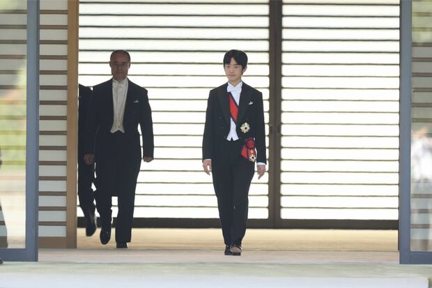 成年式の一連の行事を終えられ、宮殿から出る悠仁さま