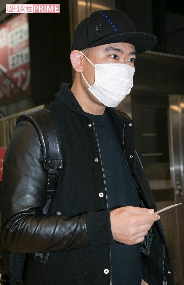 記者の名刺を芸人仲間に見せながら、不安げな表情で立ち去った