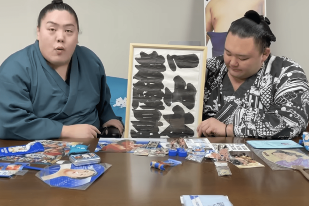 嬉しそうに若隆景グッズを紹介する一山本（日本相撲協会の公式YouTubeより）