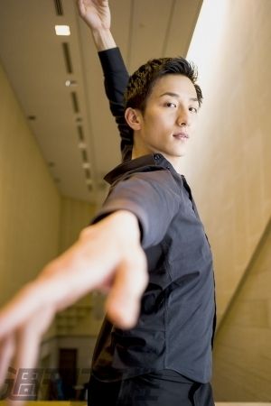  大貫勇輔(おおぬき・ゆうすけ)　●神奈川県出身。身長180センチ。バレエ、ジャズ、コンテンポラリー、モダン、ストリート、アクロバットなど多岐にわたるジャンルのダンスを踊りこなす。2014年には世界で好評を博しているラスタ・トーマスのカンパニーの世界ツアーに参加し、ドイツで舞台に立つなど活動の場を世界に広げている。　撮影／伊藤和幸