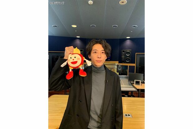 『めざましテレビ』番組キャラクターの『めざましくん』のぬいぐるみを雑に扱う高橋一生