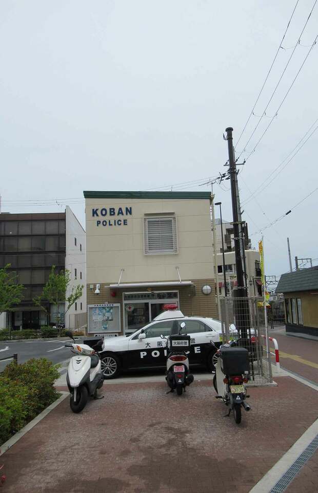 事件現場の千里山交番。地面には血痕が生々しく残っていた