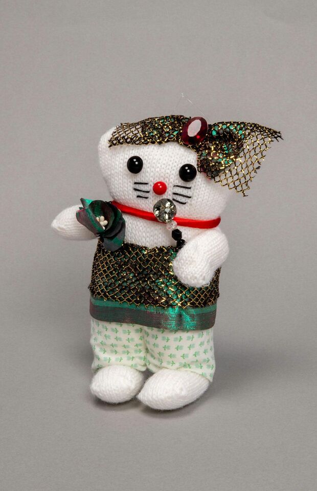 【軍手人形（香坂司登美、奥眞知子）】軍手をちょこっと工夫するだけで、こんなにかわいいお人形に!　無から有を生み出すおかんアートもあれば、実用的な“有”から無のかわいさを生み出すおかんアートもある代表例　撮影／都築響一