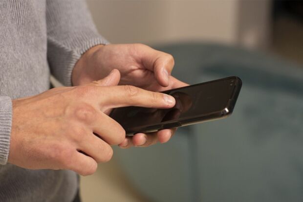 夫は直接会っていないから浮気じゃない、と思っていても妻からしてみると……※写真はイメージです