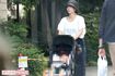 芸能活動をしていたころよりもふっくらした堀北さん。この日も子どもと一緒に外出
