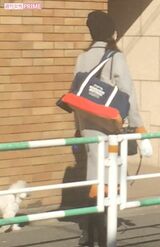 顔をほぼ隠していたが、周囲の人とは違うオーラを出して愛犬“みゅー”と歩いていた