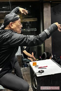 稽古中の麿さん。自分の肉体ひとつで表現をする