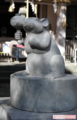 「狛鼠」は意外とスムーズに回転。内側に回そう　撮影／渡邉智裕