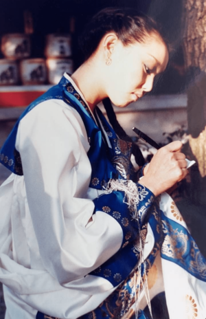 成人式のときにはチョゴリを着ました。パスポートを取得しに行ったのが19歳の冬だったので、ちょうどその後ぐらいの写真だと思います