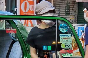 退勤後、タクシーに乗り込む佳代さんを記者が直撃。質問に対して絞り出した答えは……