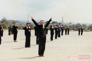 高校時代は野球部のキャプテンや応援団の団長（写真中央）を務めた