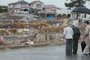 '11年5月　両陛下は、福島・相馬市で避難所となっている小学校をご訪問。原釜尾浜海水浴場近くでは、津波で流された家々の跡に深く黙礼された