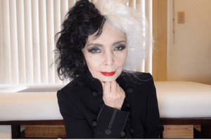 「101匹わんちゃん」に登場した悪役クルエラのコスプレを披露した研ナオコ