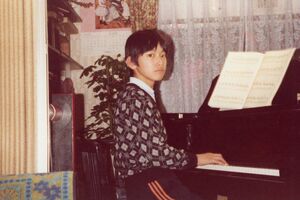 小学校6年生のとき『別れの歌』を弾いているところ。子どものころからいろんなレコードを聴ける環境が。さまざまな楽器にも触れることができた