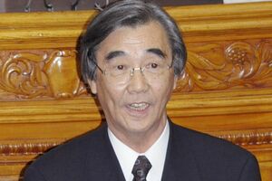 参院本会議で代表質問する山下八洲夫氏（共同通信）