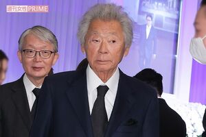 3月18日の「伊集院さんお別れ会」に参列したみのもんた（後ろは巨人・山口寿一オーナー）