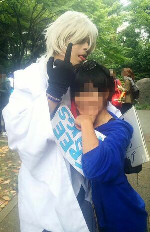 コスプレイベントでは、女性に限らず男性のレイヤーとも至近距離で撮影していた