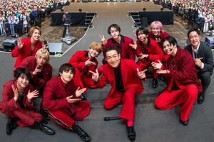 『超特急』のメンバーと一緒に赤のセットアップでイベントに臨んだ田原俊彦（『VS.超特急』公式SNSより）