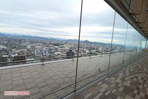 ドラマ『VIVANT』（TBS系）14話のロケ地で使用された岐阜県庁の20階の展望ロビー　撮影／編集部