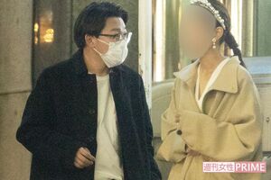 オズワルド伊藤(左)は新婦の桜子さん(右)と楽しげな様子