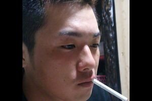タバコをくわえる拳士郎容疑者(拳士郎容疑者のFacebookより)