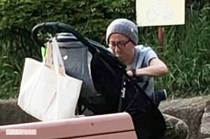 '19年4月の午後、ベビーカーを押して散歩をするチュートリアル福田充徳