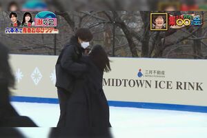 スケート場でうまく滑れず、転びそうになる広瀬を抱きとめる永瀬