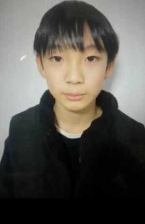 登校中に行方不明となってから半月が過ぎた、京都府南丹市立園部小学校6年の安達結希（ゆき）くん。京都府警が公開した写真