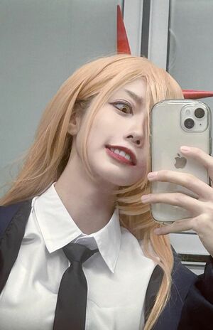 『チェンソーマン』のキャラクター（パワー）コスプレをしたあのちゃん（本人のインスタグラムより）