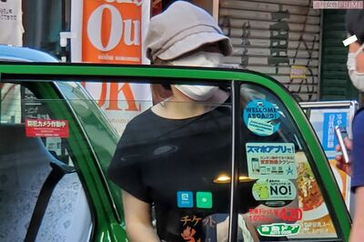 退勤後、タクシーに乗り込む佳代さんを記者が直撃。質問に対して絞り出した答えは……