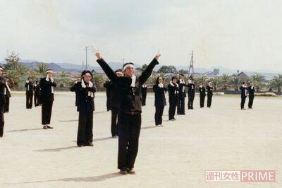 高校時代は野球部のキャプテンや応援団の団長（写真中央）を務めた