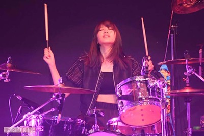 前澤友作との交際が報じられているSILENTSIRENのドラマー梅村妃奈子（2017年2月）