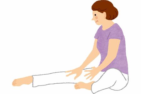 やさしい“カエル体操”　(1)床に座って、片足を前にまっすぐ伸ばす。もう片方の足は、膝を曲げて内側に折る。