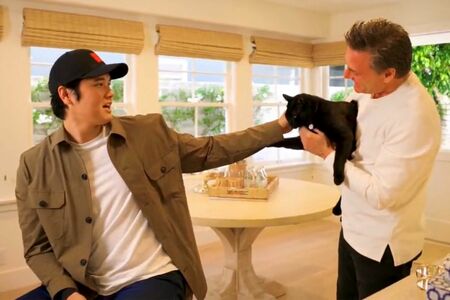 代理人が飼っている黒猫をなでて戯れる大谷。犬だけでなく、猫も好きなようだ(MLB公式SNSより)