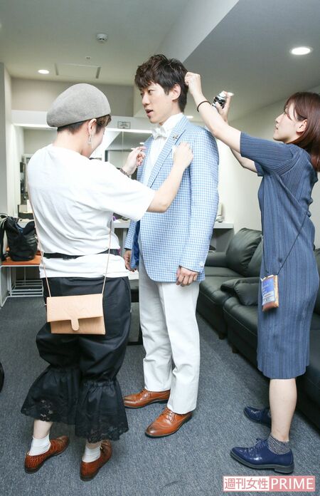 楽屋でも歌っていることが多いと横山。開演直前の楽屋でも歌い、のどの調子を確認していた　撮影／吉岡竜紀