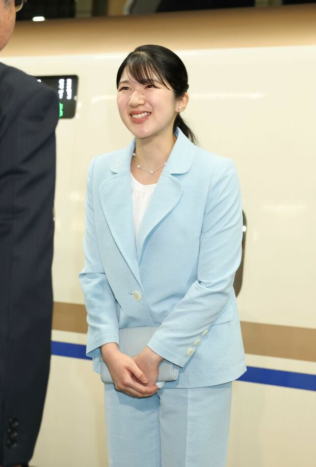 今年9月、新潟県を訪問された愛子さま。ブルー×白のコーデをお召しに