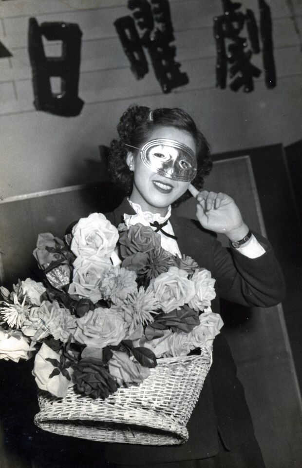 覆面をかぶってデビューしたコロムビア・ローズ