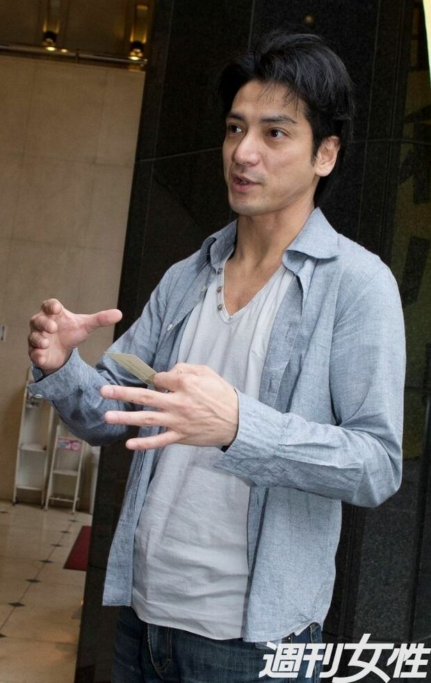 赤坂晃 噂の女性は「4人で寮みたいに一緒に住んでいる」