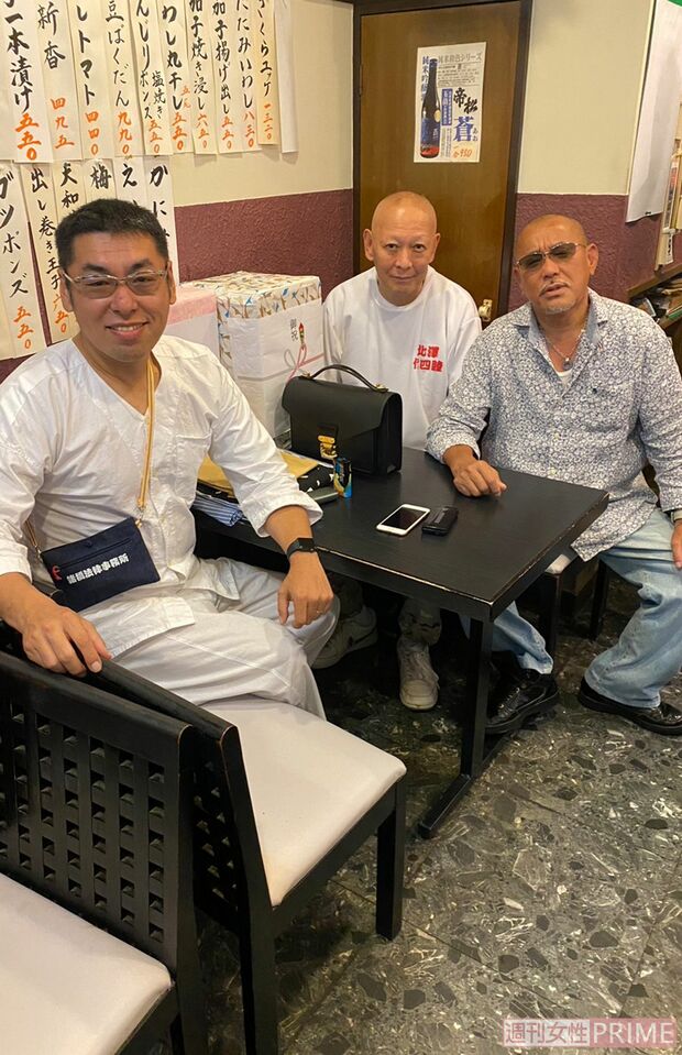 YouTubeの出演者たちと。地元の祭りにも参加している諸橋仁智さん