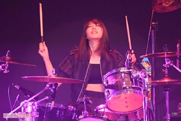 ロックフェスで熱演するSILENTSIRENドラマー梅村妃奈子（2017年2月）