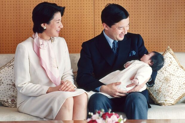 '02年2月、皇太子さま（当時）が42歳のお誕生日をお迎えになるにあたり撮影されたお写真。1歳となられた愛子さまを抱かれる殿下は“パパの顔”に。