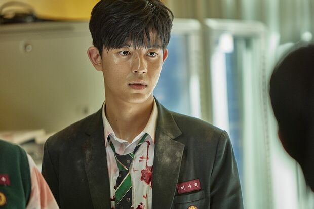 飛び蹴りもキメる、イケメンのスヒョク　Netflixシリーズ『今、私たちの学校は…』独占配信中
