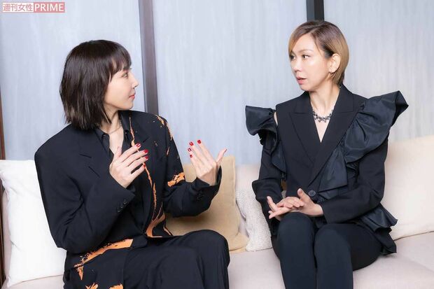 宝塚時代の話から、最近出演したお互いの作品まで話が尽きることのない湖月わたる（右）と柚希礼音（左）撮影／矢島泰輔