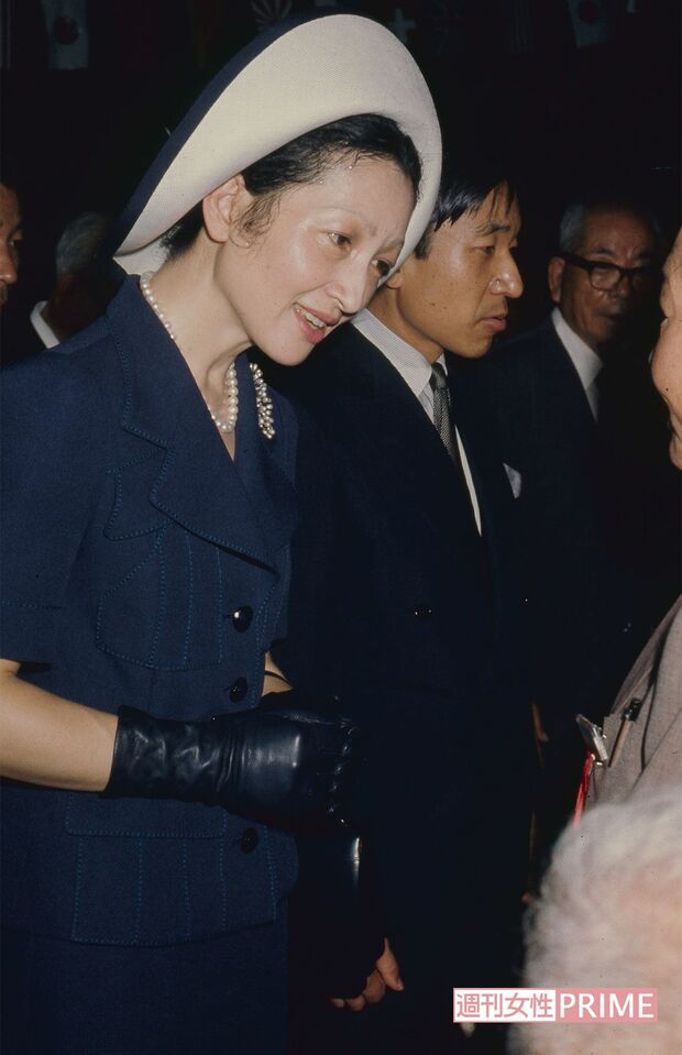 '75年7月、初の沖縄訪問。沖縄国際海洋博覧会へのご参加とともに、沖縄戦遺族と交流