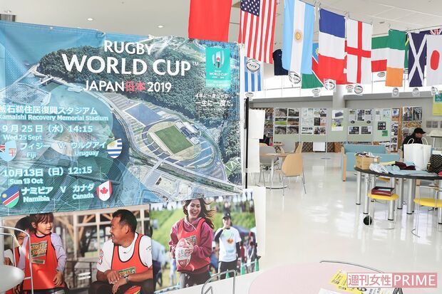 ラグビーカフェの半分はW杯コーナーに。出場国の国旗などが並ぶ