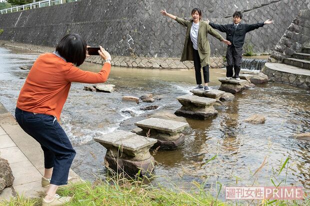 鈴愛と律になりきって飛び石のシーンを再現する取材班