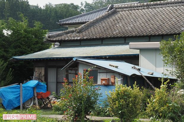 現場となった自宅。家の前にある田んぼも手つかずのまま荒れていた