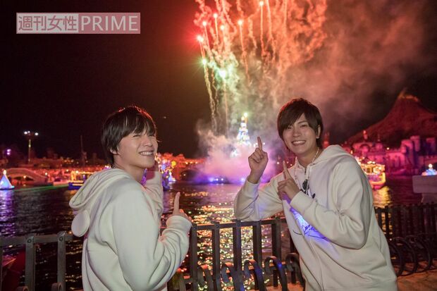 みんなの心がひとつになったとき、レーザーが輝き、まばゆいパイロが打ち上がる！「水面に光が映って、ひとつの光が何倍もきれいに見えるよ」（横田）　撮影／廣瀬靖士　(c)Disney