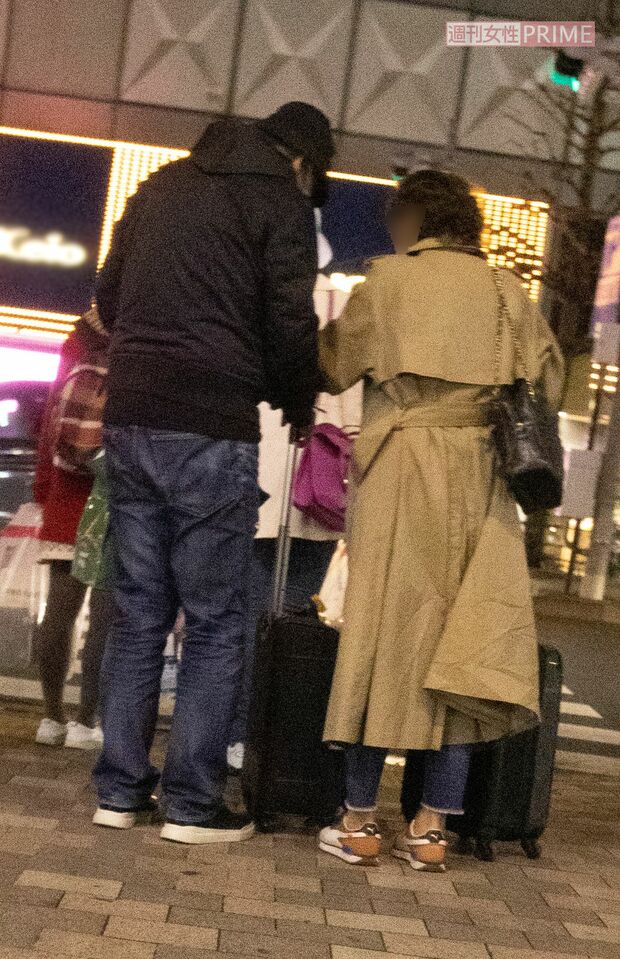 2人は並んで会話をしながら歩くとそれぞれ別々のタクシーに乗った