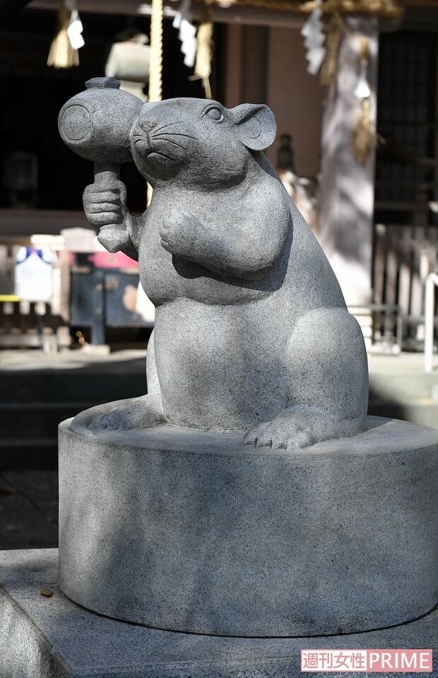 「狛鼠」は意外とスムーズに回転。内側に回そう　撮影／渡邉智裕